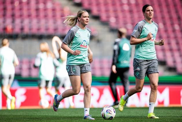 45. DFB-Pokal Finale der Frauen: FC Bayern München - SV Werder Bremen Abschlusstraining SV Werder Bremen; 30.04.2025 Juliane Wirtz (SV Werder Bremen, 28) mit Ball 45. DFB-Pokal Finale der Frauen: FC Bayern München - SV Werder Bremen Abschlusstraining SV Werder Bremen; Köln, RheinEnergiestadion, 30.04.2025 Copyright: xBEAUTIFULxSPORTS Wunderlx