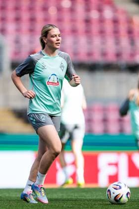 45. DFB-Pokal Finale der Frauen: FC Bayern München - SV Werder Bremen Abschlusstraining SV Werder Bremen; 30.04.2025 Juliane Wirtz (SV Werder Bremen, 28) mit Ball 45. DFB-Pokal Finale der Frauen: FC Bayern München - SV Werder Bremen Abschlusstraining SV Werder Bremen; Köln, RheinEnergiestadion, 30.04.2025 Copyright: xBEAUTIFULxSPORTS Wunderlx