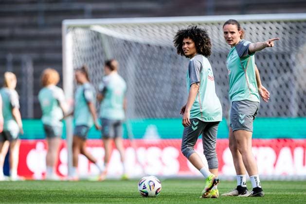 45. DFB-Pokal Finale der Frauen: FC Bayern München - SV Werder Bremen Abschlusstraining SV Werder Bremen; 30.04.2025 Amira Arfaoui (SV Werder Bremen, 8) mit Ball 45. DFB-Pokal Finale der Frauen: FC Bayern München - SV Werder Bremen Abschlusstraining SV Werder Bremen; Köln, RheinEnergiestadion, 30.04.2025 Copyright: xBEAUTIFULxSPORTS Wunderlx