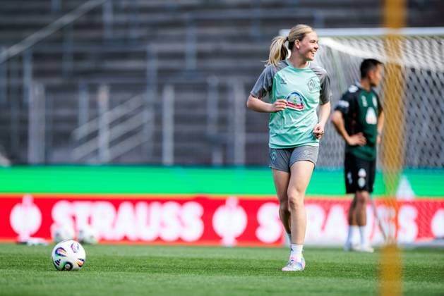 45. DFB-Pokal Finale der Frauen: FC Bayern München - SV Werder Bremen Abschlusstraining SV Werder Bremen; 30.04.2025 Juliane Wirtz (SV Werder Bremen, 28) lachend mit Ball 45. DFB-Pokal Finale der Frauen: FC Bayern München - SV Werder Bremen Abschlusstraining SV Werder Bremen; Köln, RheinEnergiestadion, 30.04.2025 Copyright: xBEAUTIFULxSPORTS Wunderlx