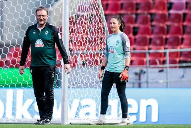 45. DFB-Pokal Finale der Frauen: FC Bayern München - SV Werder Bremen Abschlusstraining SV Werder Bremen; 30.04.2025 Thomas Horsch (Trainer SV Werder Bremen) mit Livia Peng (SV Werder Bremen, 1) 45. DFB-Pokal Finale der Frauen: FC Bayern München - SV Werder Bremen Abschlusstraining SV Werder Bremen; Köln, RheinEnergiestadion, 30.04.2025 Copyright: xBEAUTIFULxSPORTS Wunderlx