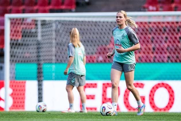 45. DFB-Pokal Finale der Frauen: FC Bayern München - SV Werder Bremen Abschlusstraining SV Werder Bremen; 30.04.2025 Juliane Wirtz (SV Werder Bremen, 28) mit Ball 45. DFB-Pokal Finale der Frauen: FC Bayern München - SV Werder Bremen Abschlusstraining SV Werder Bremen; Köln, RheinEnergiestadion, 30.04.2025 Copyright: xBEAUTIFULxSPORTS Wunderlx