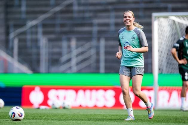 45. DFB-Pokal Finale der Frauen: FC Bayern München - SV Werder Bremen Abschlusstraining SV Werder Bremen; 30.04.2025 Juliane Wirtz (SV Werder Bremen, 28) lachend mit Ball 45. DFB-Pokal Finale der Frauen: FC Bayern München - SV Werder Bremen Abschlusstraining SV Werder Bremen; Köln, RheinEnergiestadion, 30.04.2025 Copyright: xBEAUTIFULxSPORTS Wunderlx