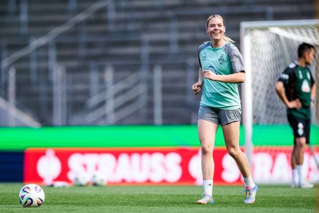 45. DFB-Pokal Finale der Frauen: FC Bayern München - SV Werder Bremen Abschlusstraining SV Werder Bremen; 30.04.2025 Juliane Wirtz (SV Werder Bremen, 28) lachend mit Ball 45. DFB-Pokal Finale der Frauen: FC Bayern München - SV Werder Bremen Abschlusstraining SV Werder Bremen; Köln, RheinEnergiestadion, 30.04.2025 Copyright: xBEAUTIFULxSPORTS Wunderlx