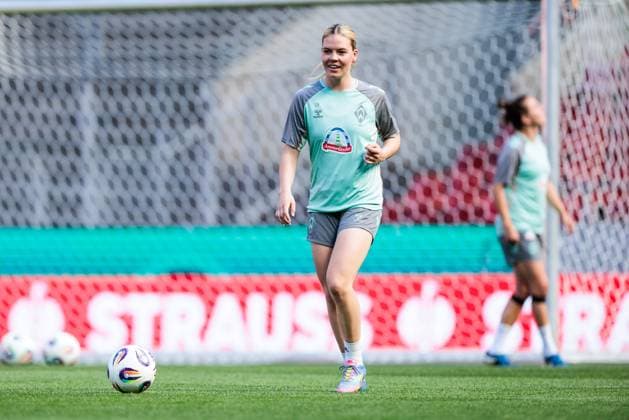 45. DFB-Pokal Finale der Frauen: FC Bayern München - SV Werder Bremen Abschlusstraining SV Werder Bremen; 30.04.2025 Juliane Wirtz (SV Werder Bremen, 28) mit Ball 45. DFB-Pokal Finale der Frauen: FC Bayern München - SV Werder Bremen Abschlusstraining SV Werder Bremen; Köln, RheinEnergiestadion, 30.04.2025 Copyright: xBEAUTIFULxSPORTS Wunderlx