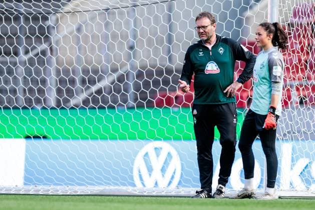 45. DFB-Pokal Finale der Frauen: FC Bayern München - SV Werder Bremen Abschlusstraining SV Werder Bremen; 30.04.2025 Thomas Horsch (Trainer SV Werder Bremen) mit Livia Peng (SV Werder Bremen, 1) 45. DFB-Pokal Finale der Frauen: FC Bayern München - SV Werder Bremen Abschlusstraining SV Werder Bremen; Köln, RheinEnergiestadion, 30.04.2025 Copyright: xBEAUTIFULxSPORTS Wunderlx