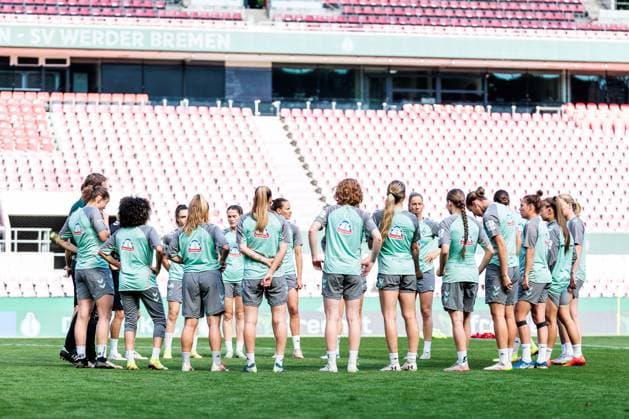 Sport Bilder des Tages 45. DFB-Pokal Finale der Frauen: FC Bayern München - SV Werder Bremen Abschlusstraining SV Werder Bremen; 30.04.2025 Teamkreis, Besprechung SV Werder Bremen 45. DFB-Pokal Finale der Frauen: FC Bayern München - SV Werder Bremen Abschlusstraining SV Werder Bremen; Köln, RheinEnergiestadion, 30.04.2025 Copyright: xBEAUTIFULxSPORTS Wunderlx