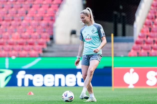 45. DFB-Pokal Finale der Frauen: FC Bayern München - SV Werder Bremen Abschlusstraining SV Werder Bremen; 30.04.2025 Sharon Beck (SV Werder Bremen, 27) mit Ball 45. DFB-Pokal Finale der Frauen: FC Bayern München - SV Werder Bremen Abschlusstraining SV Werder Bremen; Köln, RheinEnergiestadion, 30.04.2025 Copyright: xBEAUTIFULxSPORTS Wunderlx