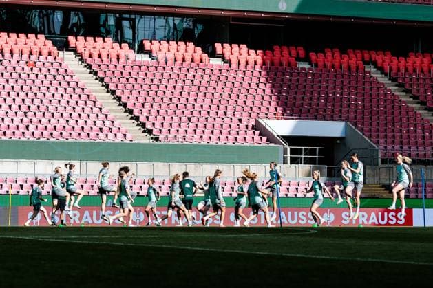 45. DFB-Pokal Finale der Frauen: FC Bayern München - SV Werder Bremen Abschlusstraining SV Werder Bremen; 30.04.2025 Warmmachen 45. DFB-Pokal Finale der Frauen: FC Bayern München - SV Werder Bremen Abschlusstraining SV Werder Bremen; Köln, RheinEnergiestadion, 30.04.2025 Copyright: xBEAUTIFULxSPORTS Wunderlx