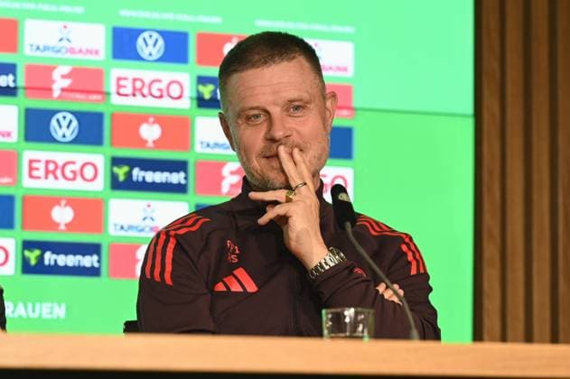 Cheftrainer Alexander Straus vom FC Bayern München bei der Abschluss Pressekonferenz zum DFB Pokalfinale der Frauen das am 1. Mai 2025 in Köln stattfindet