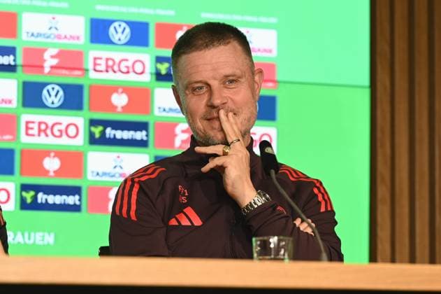 Cheftrainer Alexander Straus vom FC Bayern München bei der Abschluss Pressekonferenz zum DFB Pokalfinale der Frauen das am 1. Mai 2025 in Köln stattfindet