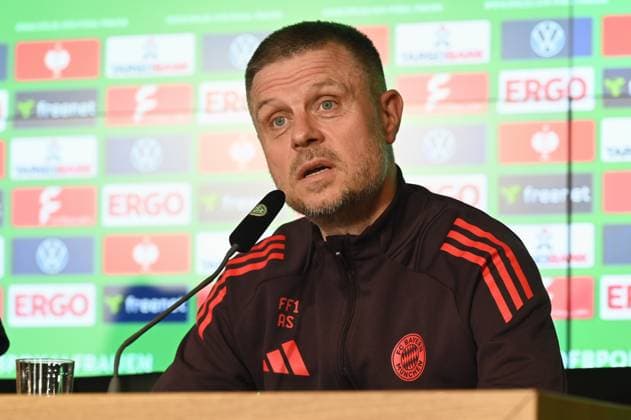 Cheftrainer Alexander Straus vom FC Bayern München bei der Abschluss Pressekonferenz zum DFB Pokalfinale der Frauen das am 1. Mai 2025 in Köln stattfindet