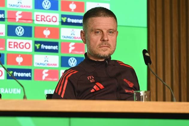 Cheftrainer Alexander Straus vom FC Bayern München bei der Abschluss Pressekonferenz zum DFB Pokalfinale der Frauen das am 1. Mai 2025 in Köln stattfindet