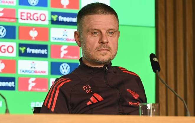 Cheftrainer Alexander Straus vom FC Bayern München bei der Abschluss Pressekonferenz zum DFB Pokalfinale der Frauen das am 1. Mai 2025 in Köln stattfindet