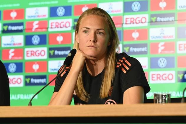 Spielerin Magdalena Eriksson vom FC Bayern München bei der Abschluss Pressekonferenz zum DFB Pokalfinale der Frauen das am 1. Mai 2025 in Köln stattfindet