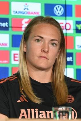 Spielerin Magdalena Eriksson vom FC Bayern München bei der Abschluss Pressekonferenz zum DFB Pokalfinale der Frauen das am 1. Mai 2025 in Köln stattfindet