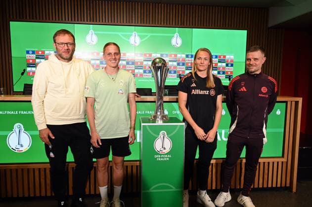 Cheftrainer Thomas Horsch vom SV Werder Bremen Spielerin Lina Hausicke vom SV Werder Bremen, der Pokal Spielerin Magdalena Eriksson vom FC Bayern München und Cheftrainer Alexander Straus vom FC Bayern München, l-r, bei der Abschluss Pressekonferenz zum DFB Pokalfinale der Frauen das am 1. Mai 2025 in Köln stattfindet