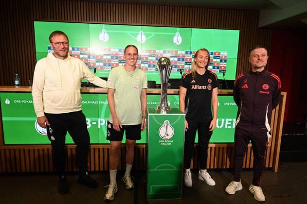 Cheftrainer Thomas Horsch vom SV Werder Bremen Spielerin Lina Hausicke vom SV Werder Bremen, der Pokal Spielerin Magdalena Eriksson vom FC Bayern München und Cheftrainer Alexander Straus vom FC Bayern München, l-r, bei der Abschluss Pressekonferenz zum DFB Pokalfinale der Frauen das am 1. Mai 2025 in Köln stattfindet