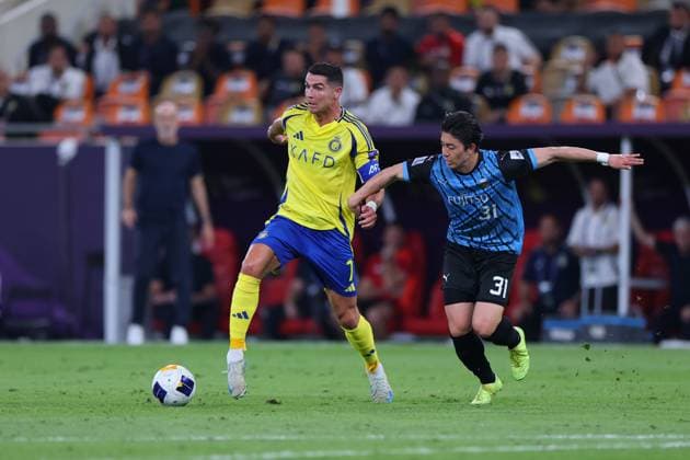 Al-Nassr FC vs Kawasaki Frontale - AFC Champions League Elite Semi Finals JEDDAH, SAUDI ARABIA - April 30: Cristiano Ronaldo of Team Al-Nassr FC competes for the ball with Sai van Wermeskerken of Team Kawasaki Frontale during the AFC Champions League Elite Semi Finals match between Al-Nassr FC and Kawasaki Frontale at King Abdullah Sports City Stadium on April 30, 2025 in Jeddah, Saudi Arabia. Jeddah Saudi Arabia Copyright: xAbdullahxAhmedx
