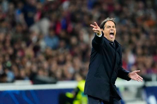 FC Barcelona, Barca v FC Internazionale Milano - UEFA Champions League 2024 25 Semi Final First Leg Simone Inzaghi head coach of Internazionale gives instructions during the UEFA Champions League 2024 25 Semi Final First Leg match between FC Barcelona and FC Internazionale Milano at Estadi Olimpic Lluis Companys on April 30, 2025 in Barcelona, Spain. Barcelona Madrid Spain  Copyright: xJosexBretonx originalFilename:bretonhernandez-fcbarcel250430_npY9V.jpg