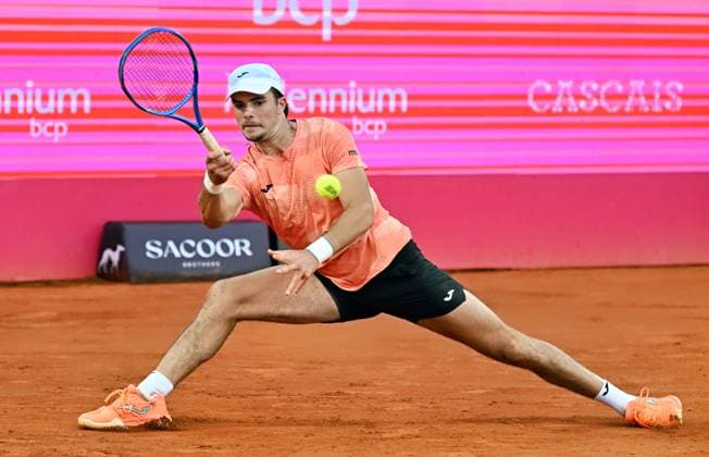 Der Portugiese Jaime Faria verpasst bei den Estoril Open das Achtelfinale Estoril Open, ATP, Tennis Herren 175 Challenge Tour, 30-04-2025, 1. Runde - Beste 32: Der Portugiese Jaime FARIA unterliegt dem Spanier Bernabe Zapata Miralles und verpasst beim ATP-175-Sandplatzturnier in Portugal, den Estoril Open, das Achtelfinale. Estoril Estoril Tenis Club Lisbon Portugal