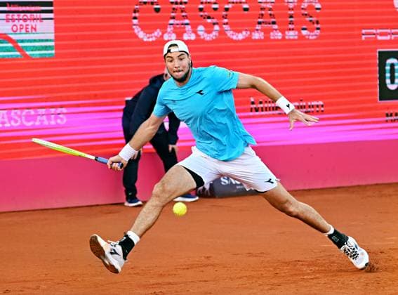 Jan-Lennard Struff verpasst bei den Estoril Open das Achtelfinale Estoril Open, ATP, Tennis Herren 175 Challenge Tour, 30-04-2025, 1. Runde - Beste 32: Deutschlands Nummer 2, Jan-Lennard STRUFF, unterliegt beim ATP-175-Sandplatzturnier in Portugal dem Serben Miomir Kecmanovic und verpasst den Einzug ins Achtelfinale. Estoril Estoril Tenis Club Lisbon Portugal