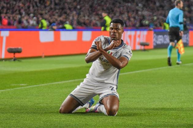 Dumfries of Inter celebrates scoring team s during Round 1 of Semifinal, UEFA Champions League 24 25 at Stadio olimpico Lluis Companys. Barcellona  Copyright: xAndreaxAmato IPAxSportx xipa-agency.netx xx IPA_57102380 IPA_Agency_IPA57102380