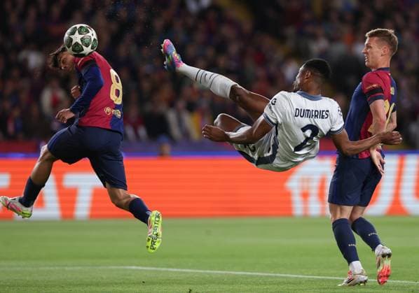 April 30, 2025, Barcelona, Barcelona, Spain: Denzel Dumfries of FC Internazionale shoots for goal during the UEFA Champions League 2024 25 Semi Final First leg, match between FC Barcelona, Barca and FC Internazionale Milano at Estadi Olimpic Lluis Companys on April 30, 2025 in Barcelona, Spain. Barcelona Spain - ZUMAa181 20250430_zaa_a181_271 Copyright: xJavierxBorregox