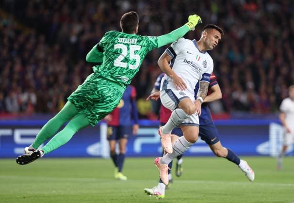 April 30, 2025, Barcelona, Barcelona, Spain: Wojciech Szczesny of FC Barcelona, Barca and Lautaro Martinez of FC Internazionale in action during the UEFA Champions League 2024 25 Semi Final First leg, match between FC Barcelona and FC Internazionale Milano at Estadi Olimpic Lluis Companys on April 30, 2025 in Barcelona, Spain. Barcelona Spain - ZUMAa181 20250430_zaa_a181_276 Copyright: xJavierxBorregox