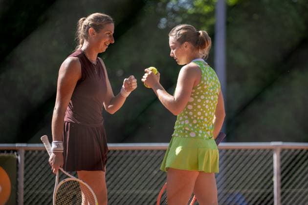 30.04.2025, GER, Frauen, ITF World Tennis Tour - Wiesbaden Tennis Open - Runde der letzten 16 - Doppel Magali Kempen (BEL,links) und Anna Siskova (CZE) besprechen und klatschen sich nach einem Punkt ab. Wiesbaden-Nordenstadt T2 Sports Health Club Hessen Deutschland