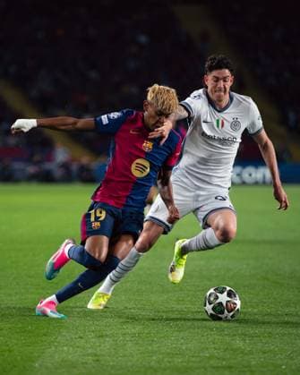 Spain-Football-Champions League - Semifinal First Leg - FC Barcelona, Barca v Inter Milan in Barcelona, Spain. Barcelona, Spain, 30, April, 2025. Spain-Football-Champions League - Semifinal First Leg - FC Barcelona v Inter Milan. (19) Lamine Yamal vies with (95) Alessandro Bastoni. Barcelona Olympic Stadium Lluis Companys Barcelona Spain