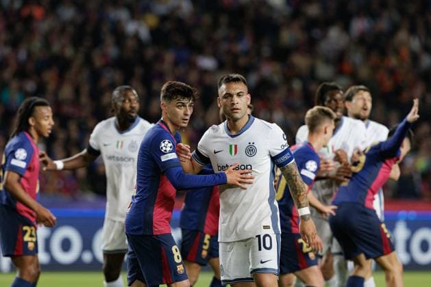 Pedri and Lautaro Martinez seen during UEFA Champions League game between teams of FC Barcelona, Barca and Internazionale Milano (Maciej Rogowski) Barcelona Estadi Olimpic Lluis Companys Spain Copyright: xMaciejxRogowskix fcbvsinter2425-05