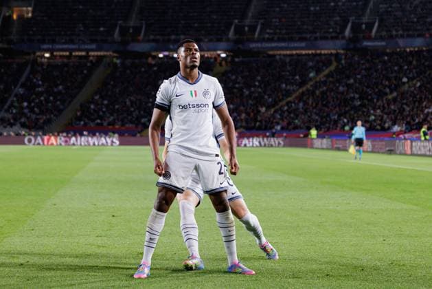 Denzel Dumfries seen celebrating after scoring goal during UEFA Champions League game between teams of FC Barcelona, Barca and Internazionale Milano (Maciej Rogowski) Barcelona Estadi Olimpic Lluis Companys Spain Copyright: xMaciejxRogowskix fcbvsinter2425-33
