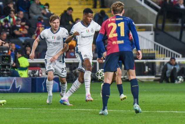 CALCIO - UEFA Champions League - FC Barcelona, Barca vs Inter - FC Internazionale 2 Denzel Dumfries of Inter in action during Round 1 of Semifinal, UEFA Champions League 24 25 at Stadio olimpico Lluis Companys. Barcellona Barcelona Spain  Copyright: xIPAxSport ABACAx