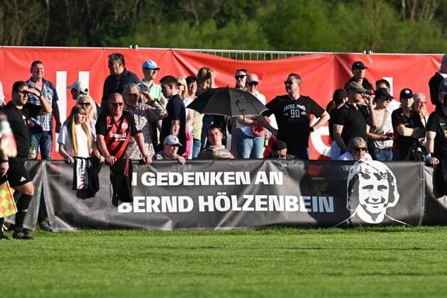 Sport Themen der Woche KW18 Sport Bilder des Tages 30.04.2025, xsvx, Fussball Bernd Hölzenbein Gedenkspiel, Eintracht Frankfurt v.l. Plakat an der Bande Im Gedenken an Bernd Hölzenbein Hoelzenbein (DFL DFB REGULATIONS PROHIBIT ANY USE OF PHOTOGRAPHS as IMAGE SEQUENCES and or QUASI-VIDEO) Dehrn *** 30 04 2025, xsvx, Fußball Bernd Hölzenbein Gedenkspiel, Eintracht Frankfurt v l Plakat an der Bande Im Gedenken an Bernd Hölzenbein Hoelzenbein DFL DFB REGULATIONS PROHIBIT ANY USE OF PHOTOGRAPHS as IMAGE SEQUENCES and or QUASI VIDEO Dehrn