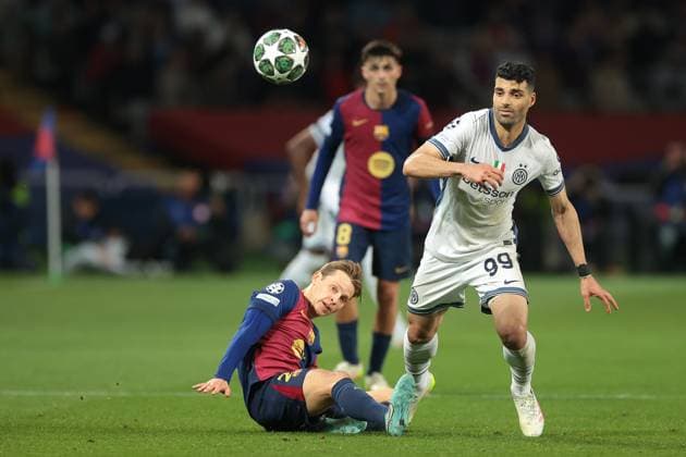 Barcelona, Spain, 30th April 2025. Frenkie de Jong of FC Barcelona, Barca clashes with Mehdi Taremi of FC Internazionale during the FC Barcelona vs Internazionale UEFA Champions League match at Estadi Olimpic Luis Companys, Barcelona. Picture credit should read: Jonathan Moscrop Sportimage EDITORIAL USE ONLY. No use with unauthorised audio, video, data, fixture lists, club league logos or live services. Online in-match use limited to 120 images, no video emulation. No use in betting, games or single club league player publications. SPI_052_JM_BARCA_INTER_ SPI-3882-0052