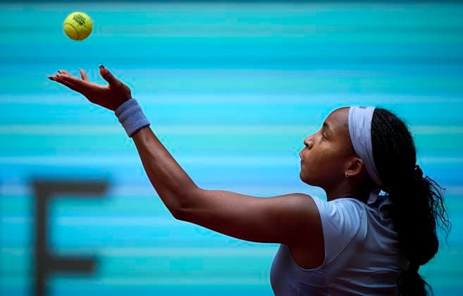 Sport Bilder des Tages (250501) -- MADRID, May 1, 2025 -- Coco Gauff serves during the women s singles quarterfinal between Mirra Andreeva of Russia and Coco Gauff of the United States at the Madrid Open tennis tournament, in Madrid, Spain, April 30, 2025. (Photo by Xinhua) (SP)SPAIN-MADRID-TENNIS-MADRID OPEN-WOMEN S SINGLES PabloxMorano 