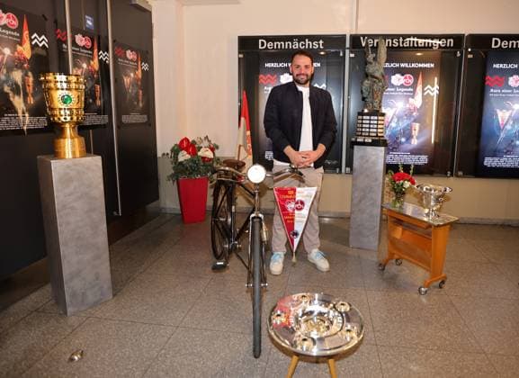 30.04.2025 - Fussball - Saison 2024 2025 - Filmprämiere Kinofilmprämiere Kinofilm Prämiere - Aura einer Legende - zum 125 jährigen Jubiläum ( 125 Jahre FCN ) des 1. FC Nürnberg im Cinecitta Nürnberg - Der Club feiert 125. Geburtstag - Sportfoto Zink DaMa - xdaxmax - Osman Cankaya (Sportlicher Leiter 1. FC Nürnberg FCN ) in der Ausstellung - DFB-Vereinspokal - Deutsche Meisterschale - Victoria-Trophäe - Tschammer-Pokal