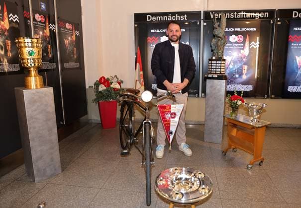 30.04.2025 - Fussball - Saison 2024 2025 - Filmprämiere Kinofilmprämiere Kinofilm Prämiere - Aura einer Legende - zum 125 jährigen Jubiläum ( 125 Jahre FCN ) des 1. FC Nürnberg im Cinecitta Nürnberg - Der Club feiert 125. Geburtstag - Sportfoto Zink DaMa - xdaxmax - Osman Cankaya (Sportlicher Leiter 1. FC Nürnberg FCN ) in der Ausstellung - DFB-Vereinspokal - Deutsche Meisterschale - Victoria-Trophäe - Tschammer-Pokal
