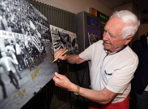 30.04.2025 - Fussball - Saison 2024 2025 - Filmprämiere Kinofilmprämiere Kinofilm Prämiere - Aura einer Legende - zum 125 jährigen Jubiläum ( 125 Jahre FCN ) des 1. FC Nürnberg im Cinecitta Nürnberg - Der Club feiert 125. Geburtstag - Sportfoto Zink DaMa - xdaxmax - Heini Müller (Meisterspieler 1961 1. FC Nürnberg FCN ) gibt Autogramm Autogramme