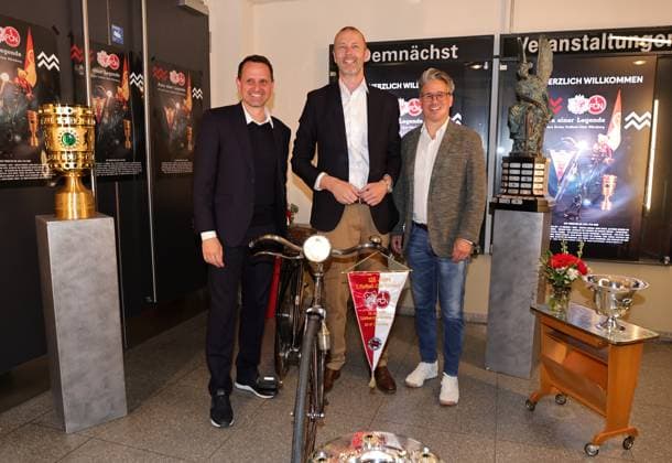 Sport Bilder des Tages 30.04.2025 - Fussball - Saison 2024 2025 - Filmprämiere Kinofilmprämiere Kinofilm Prämiere - Aura einer Legende - zum 125 jährigen Jubiläum ( 125 Jahre FCN ) des 1. FC Nürnberg im Cinecitta Nürnberg - Der Club feiert 125. Geburtstag - Sportfoto Zink DaMa - xdaxmax - Joti Chatzialexiou ( Vorstand 1. FC Nürnberg FCN ) Niels Rossow ( Vorstand Strategie & Marketing 1. FC Nürnberg FCN ) Stefan Heim ( Vorstand Finanzen für Rechnungswesen Controlling und Finanzbuchhaltung 1. FC Nürnberg FCN ) in der Ausstellung - DFB-Vereinspokal - Deutsche Meisterschale - Victoria-Trophäe - Tschammer-Pokal