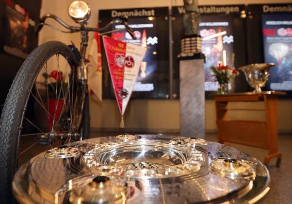 30.04.2025 - Fussball - Saison 2024 2025 - Filmprämiere Kinofilmprämiere Kinofilm Prämiere - Aura einer Legende - zum 125 jährigen Jubiläum ( 125 Jahre FCN ) des 1. FC Nürnberg im Cinecitta Nürnberg - Der Club feiert 125. Geburtstag - Sportfoto Zink DaMa - xdaxmax - Symbolbild Symbolfoto Feature Impression - Ausstellung - Deutsche Meisterschale