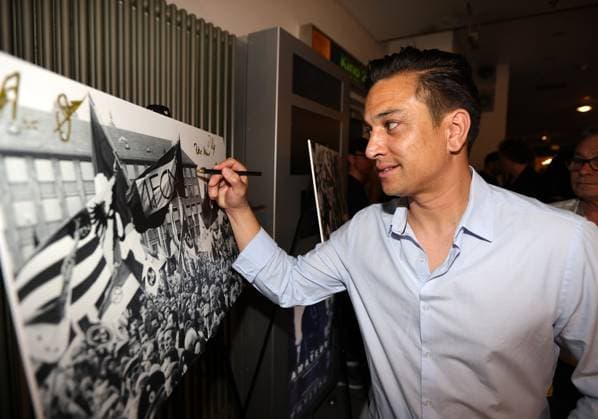 30.04.2025 - Fussball - Saison 2024 2025 - Filmprämiere Kinofilmprämiere Kinofilm Prämiere - Aura einer Legende - zum 125 jährigen Jubiläum ( 125 Jahre FCN ) des 1. FC Nürnberg im Cinecitta Nürnberg - Der Club feiert 125. Geburtstag - Sportfoto Zink DaMa - xdaxmax - Chhunly Pagenburg (Aufsichtsratsmitglied ehem Spieler 1. FC Nürnberg FCN ) gibt Autogramm Autogramme