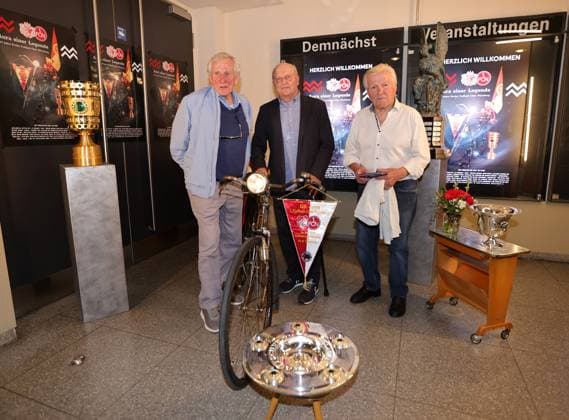 30.04.2025 - Fussball - Saison 2024 2025 - Filmprämiere Kinofilmprämiere Kinofilm Prämiere - Aura einer Legende - zum 125 jährigen Jubiläum ( 125 Jahre FCN ) des 1. FC Nürnberg im Cinecitta Nürnberg - Der Club feiert 125. Geburtstag - Sportfoto Zink DaMa - xdaxmax - Fritz Popp (Meisterspieler 1968 1. FC Nürnberg FCN ) Horst Leupold (Meisterspieler 1968 1. FC Nürnberg FCN ) Stefan ( Steff ) Reisch (Meisterspieler 1961 1. FC Nürnberg FCN ) in der Ausstellung - DFB-Vereinspokal - Deutsche Meisterschale - Victoria-Trophäe - Tschammer-Pokal