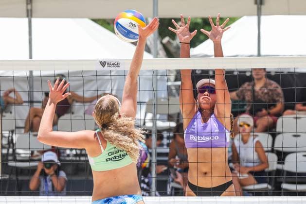 Sport Bilder des Tages (250501) -- LAGUNA PROVINCE, May 1, 2025 -- Kathrina Epa (Rear) of the Philippines competes against Charlotte Graham of Australia during the women s qualification match between Kathrina Epa Honey Grace Cordero of the Philippines and Charlotte Graham Emma Hannagan of Australia at the Volleyball World Beach Pro Tour Futures in Laguna Province, the Philippines, May 1, 2025. ) (SP)PHILIPPINES-LAGUNA PROVINCE Beach volleyball, Beachvolleyball BEACH PRO TOUR FUTURES ROUELLExUMALI 