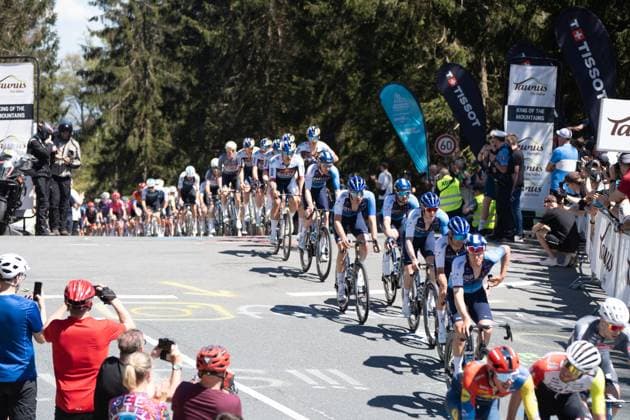 Sport Bilder des Tages 01.05.2025, xhfmx, Radsport Radklassiker 2025, Frankfurt - Eschborn Das Fahrerfeld überquert den Feldberg. (DFL DFB REGULATIONS PROHIBIT ANY USE OF PHOTOGRAPHS as IMAGE SEQUENCES and or QUASI-VIDEO) Frankfurt am Main