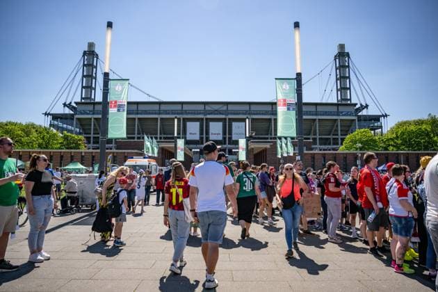 01.05.2025, Fussball, DFB-Pokal Frauen, Saison 2024 2025, FC Bayern München - SV Werder Bremen, Fans vor dem Rhein-Energie-Stadion Köln Rhein-Energie-Stadion Nordrhein-Westfalen Deutschland xRHR-FOTO TKx Copyright: RHR-FOTOx RHR-FOTO TK