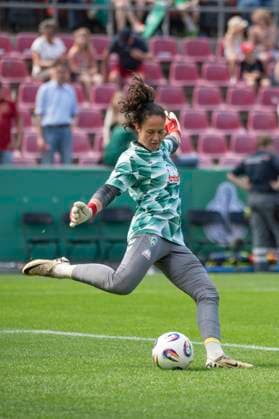 Cologne, Germany, May 01, 2025: Goalkeeper Livia Peng (1 SV Werder Bremen Frauen) warm up during the DFB-Pokal final game between FC Bayern Munich and SV Werder Bremen at the RheinEnergieStadion in Cologne, Germany (Martin Pitsch SPP) Copyright: xMartinxPitschx xSPPx spp-en-MaPiSp-20250501_NIKON Z 6_SVWvFCB_DSC3127