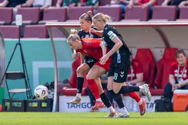 01.05.2025: FC Bayern München - SV Werder Bremen, DFB Pokal Frauen, Saison 2024 2025, Finale, im RheinEnergie Stadion in Köln. Bremens Rieke Dieckmann (l-r), Münchens Lea Schüller und Bremens Lina Hausicke kämpfen um den Ball. Wichtiger Hinweis: Gemaess den Vorgaben der DFL Deutsche Fussball Liga bzw. des DFB Deutscher Fussball-Bund ist es untersagt, in dem Stadion und oder vom Spiel angefertigte Fotoaufnahmen in Form von Sequenzbildern und oder videoaehnlichen Fotostrecken zu verwerten bzw. verwerten zu lassen. Copyright: xDavidxInderliedx