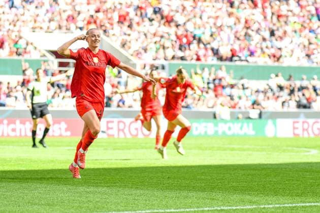 Lea Schüller (11 Bayern) jubelt über das Tor zum 1-0 beim DFB Pokalfinale FC Bayern München -SV Werder Bremen am 01.05.2025 in Köln. Köln RheinEnergieSTADION Nordrhein-Westfalen Deutschland